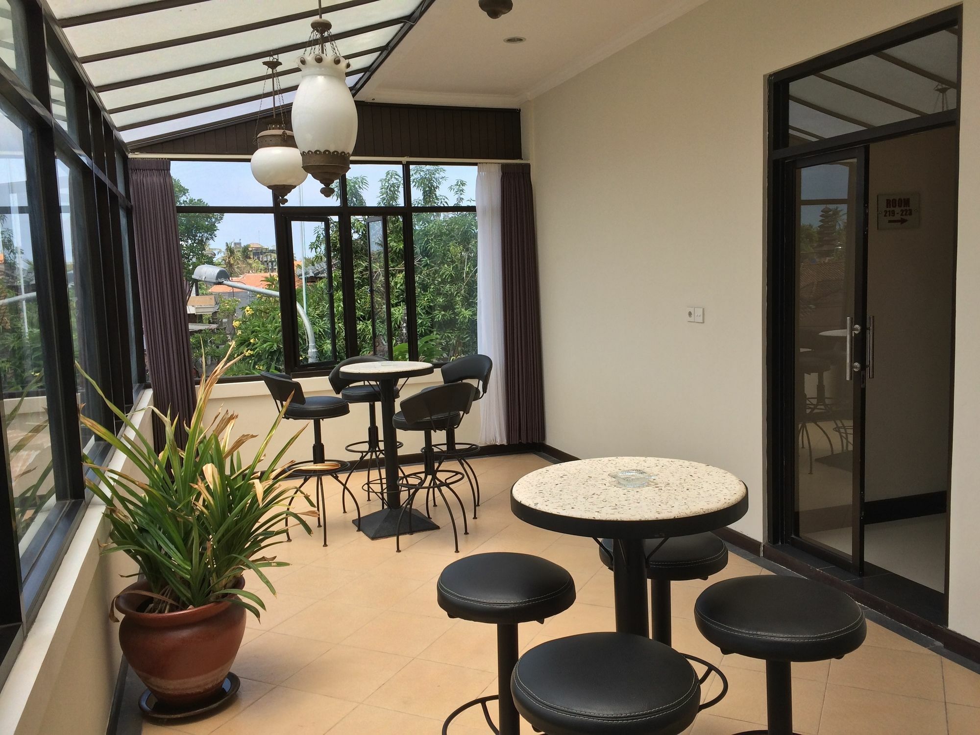 Maxi Hotel Kedonganan Jimbaran Екстериор снимка